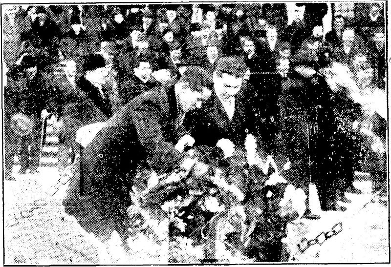 Cruciada Românismului depune o coroană de flori la mormântul eroului necunoscut